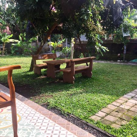 Raditya Homestay Mambal Luaran gambar