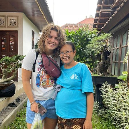 Raditya Homestay Mambal Luaran gambar