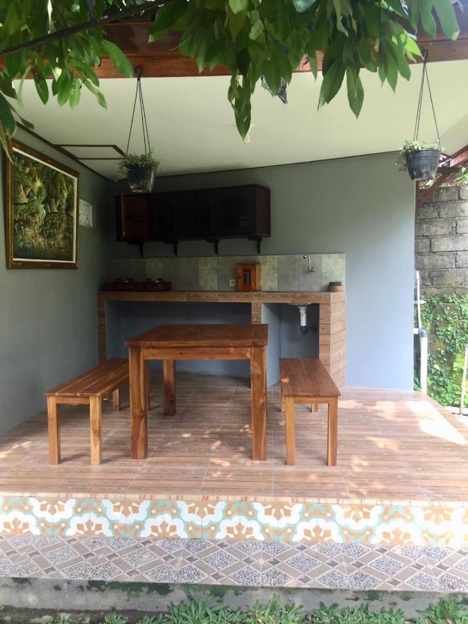 Raditya Homestay Mambal Luaran gambar