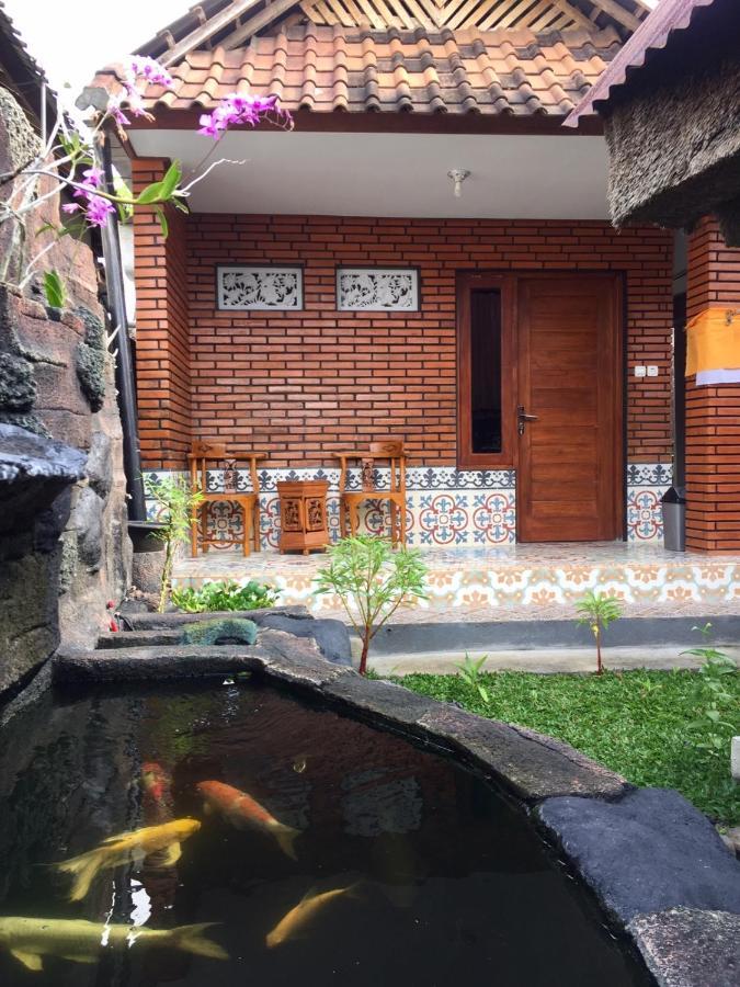 Raditya Homestay Mambal Luaran gambar