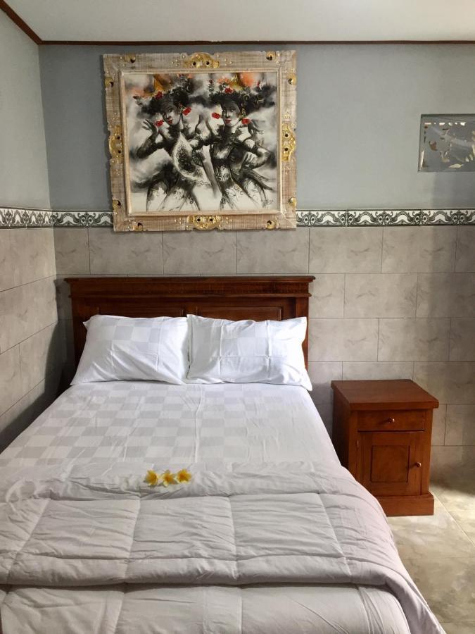 Raditya Homestay Mambal Luaran gambar