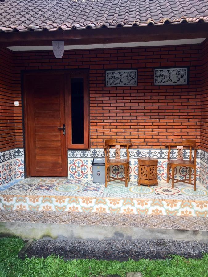 Raditya Homestay Mambal Luaran gambar