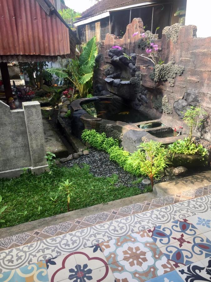 Raditya Homestay Mambal Luaran gambar