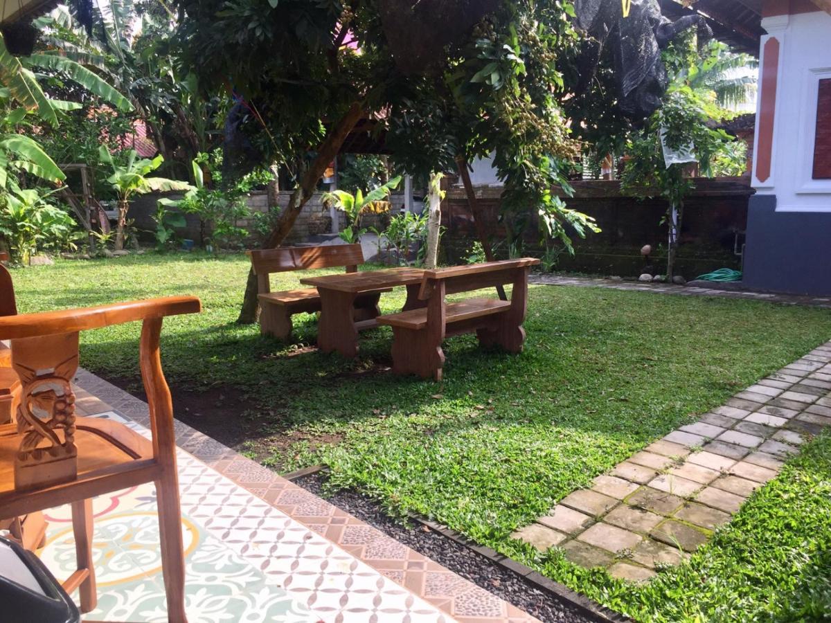 Raditya Homestay Mambal Luaran gambar