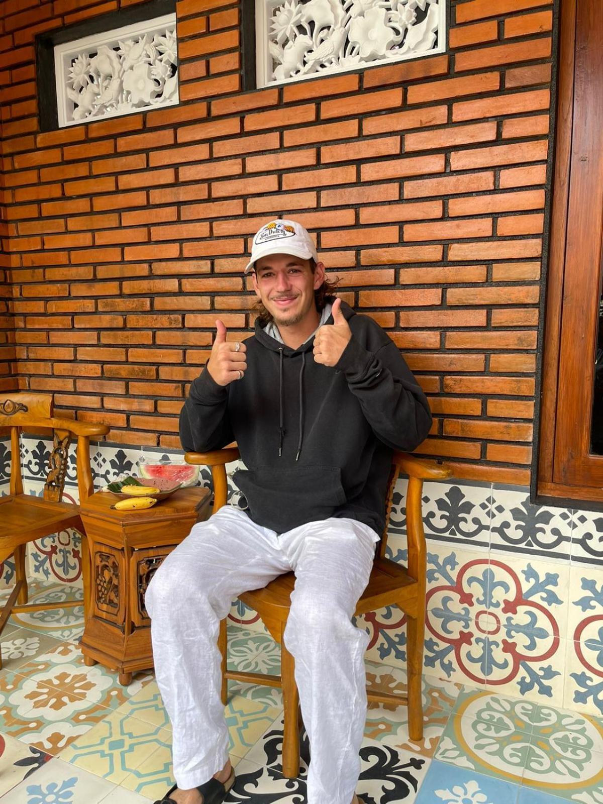 Raditya Homestay Mambal Luaran gambar