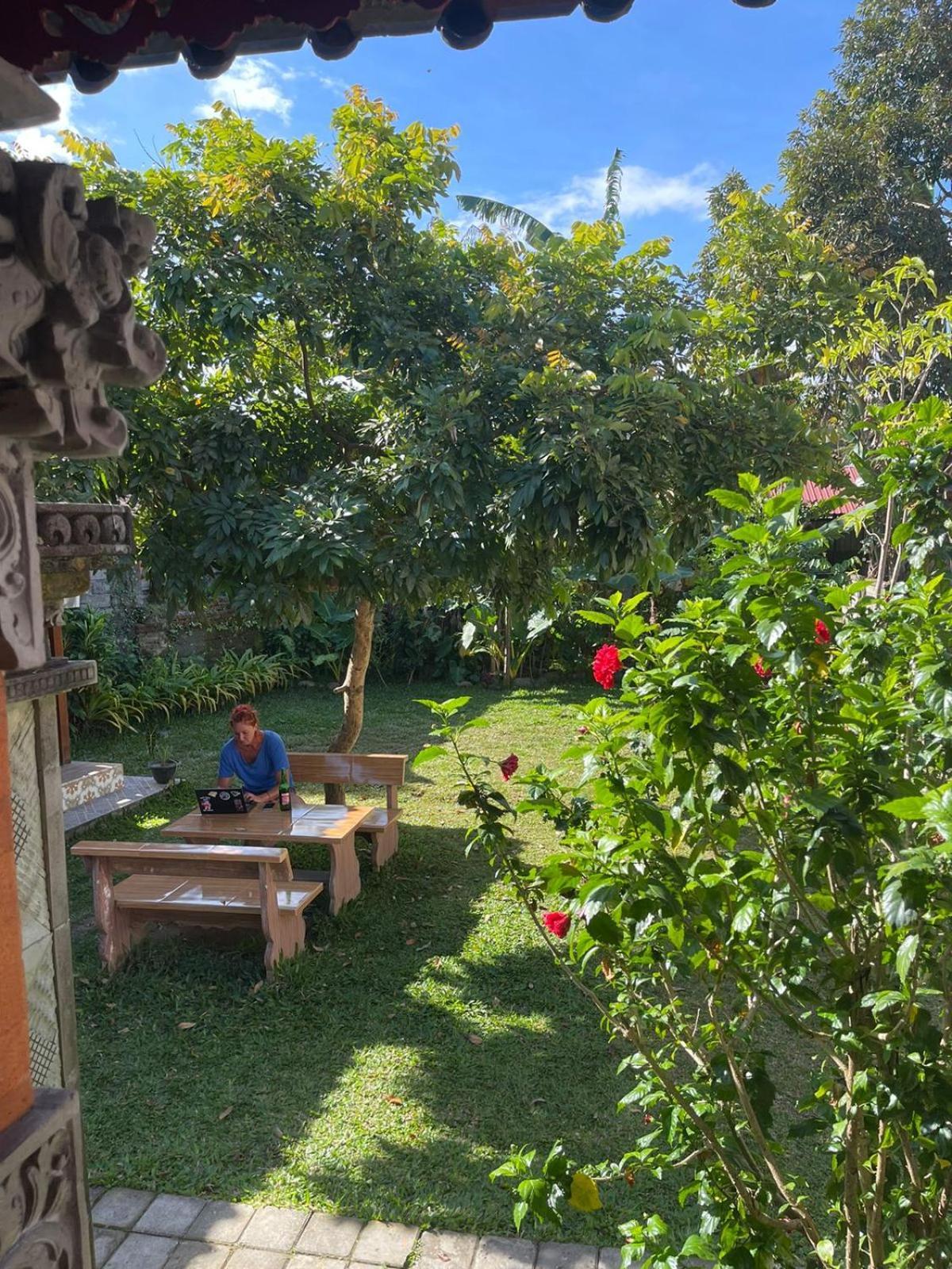 Raditya Homestay Mambal Luaran gambar