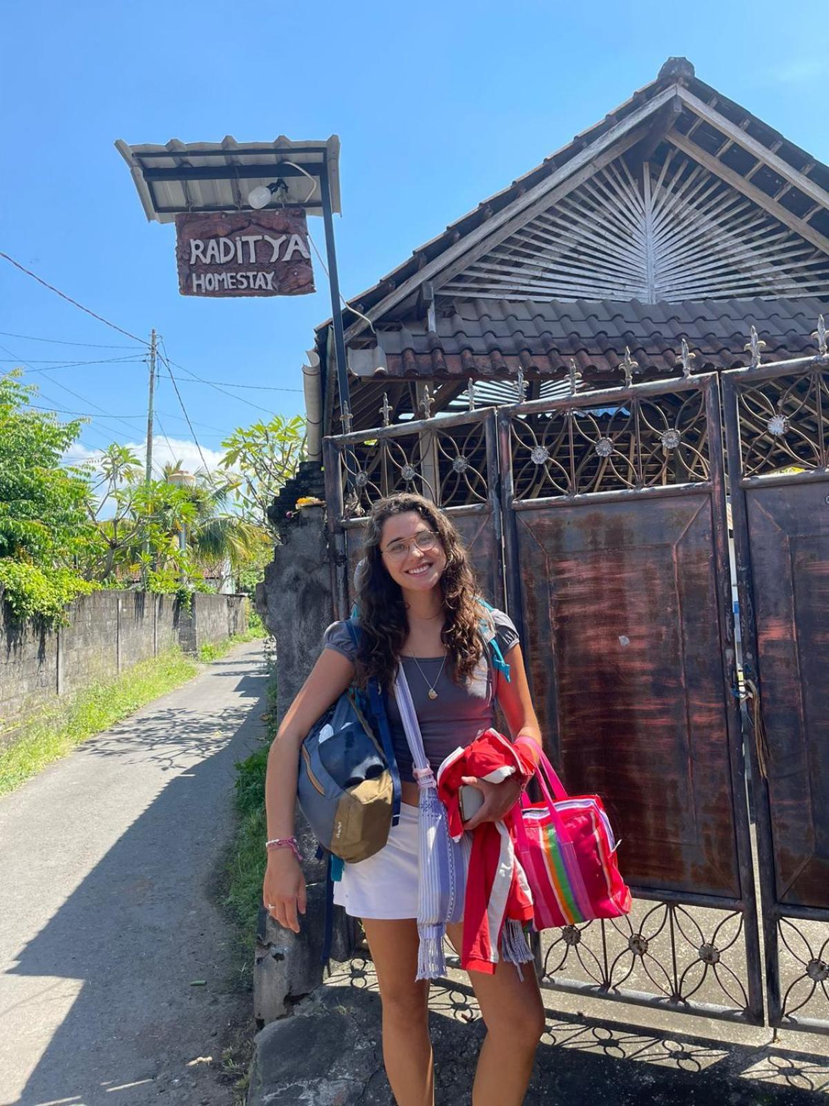Raditya Homestay Mambal Luaran gambar