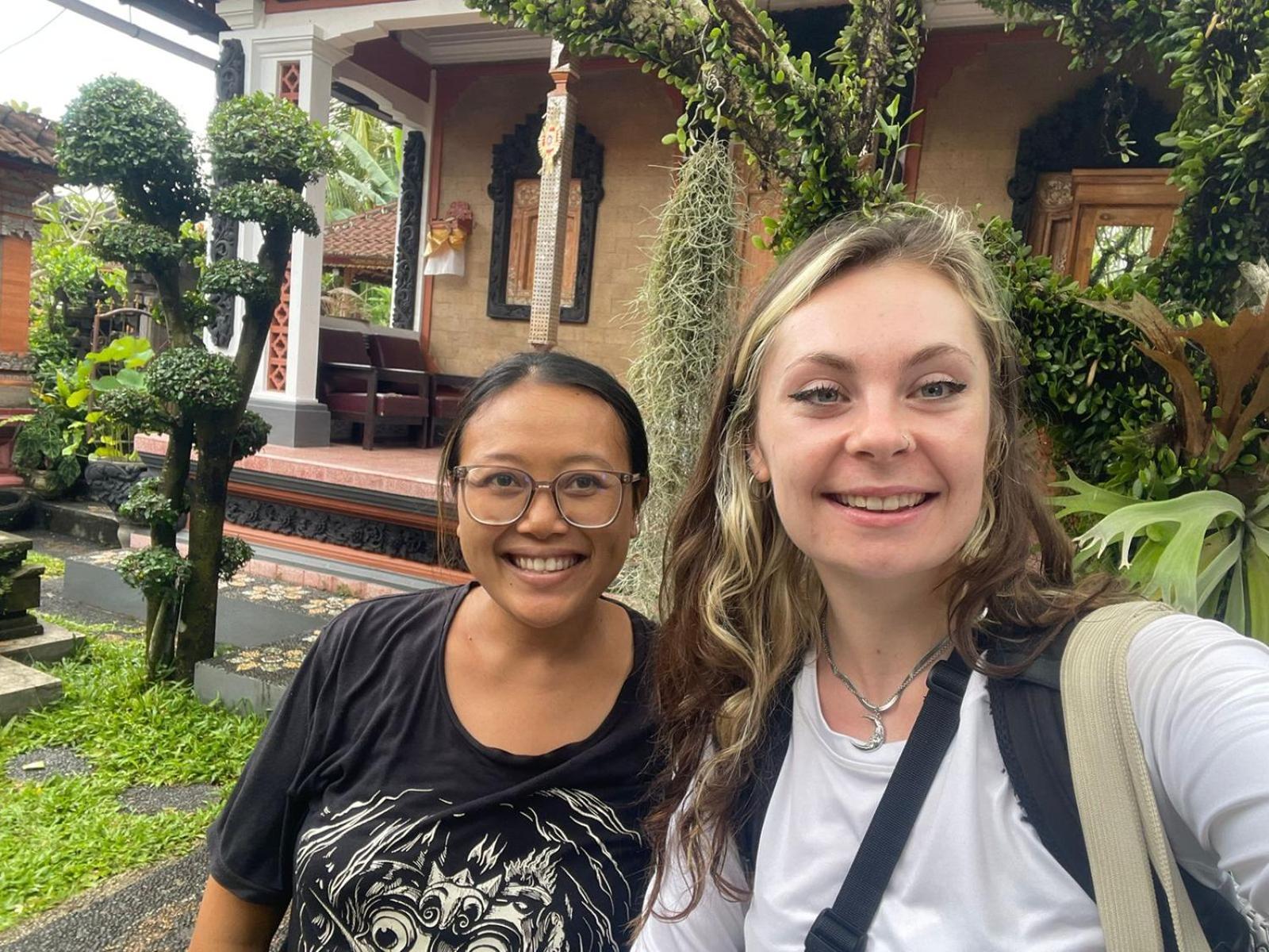 Raditya Homestay Mambal Luaran gambar