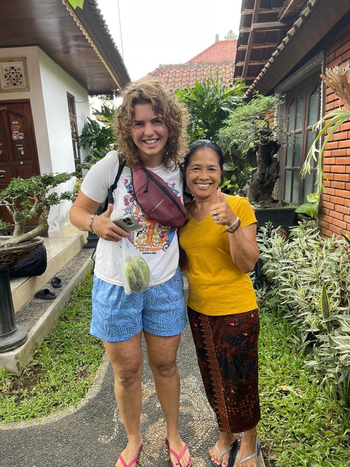 Raditya Homestay Mambal Luaran gambar