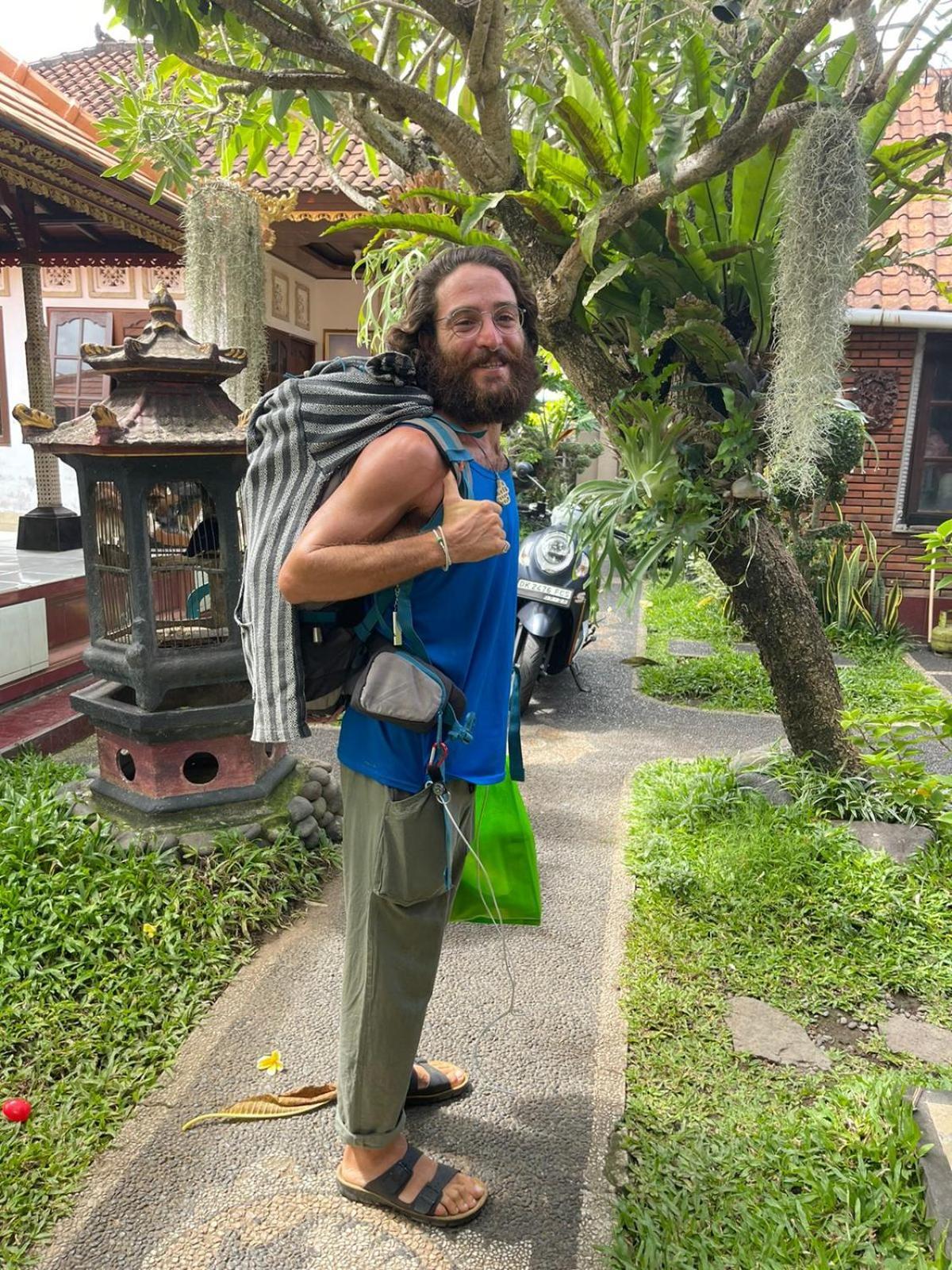 Raditya Homestay Mambal Luaran gambar