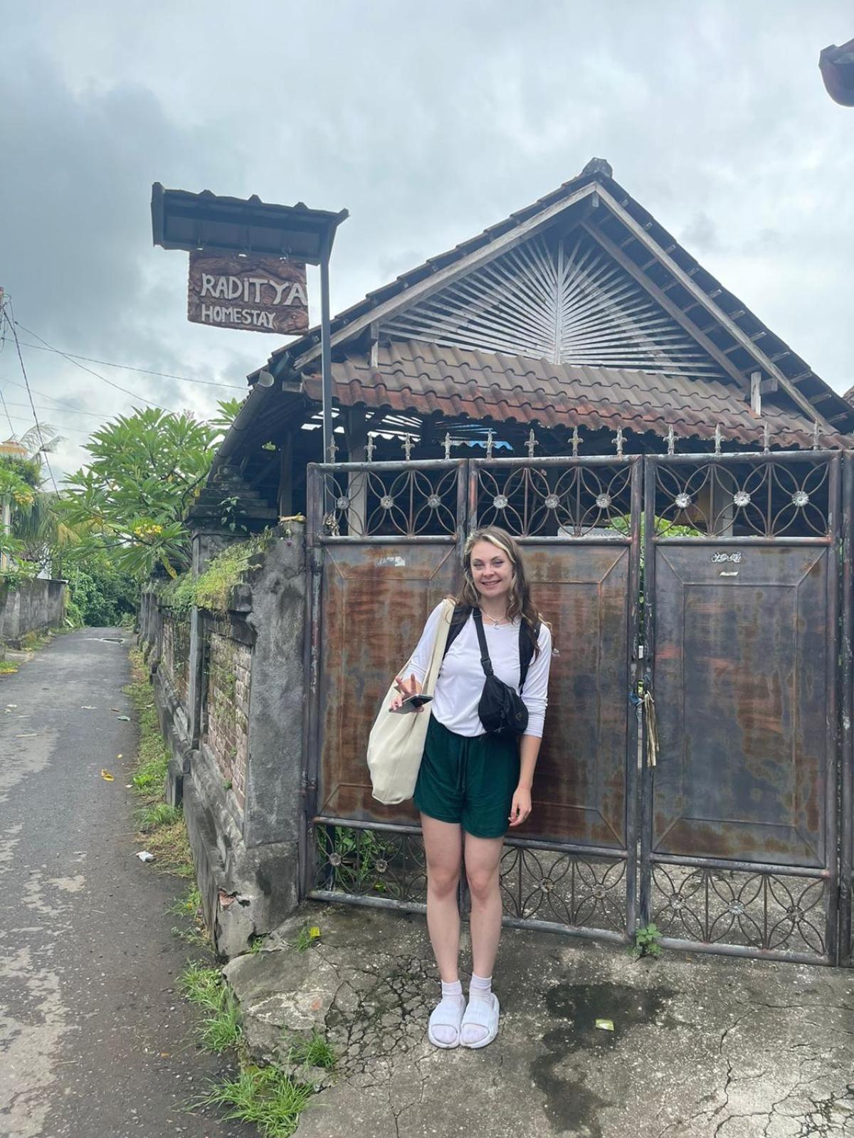 Raditya Homestay Mambal Luaran gambar