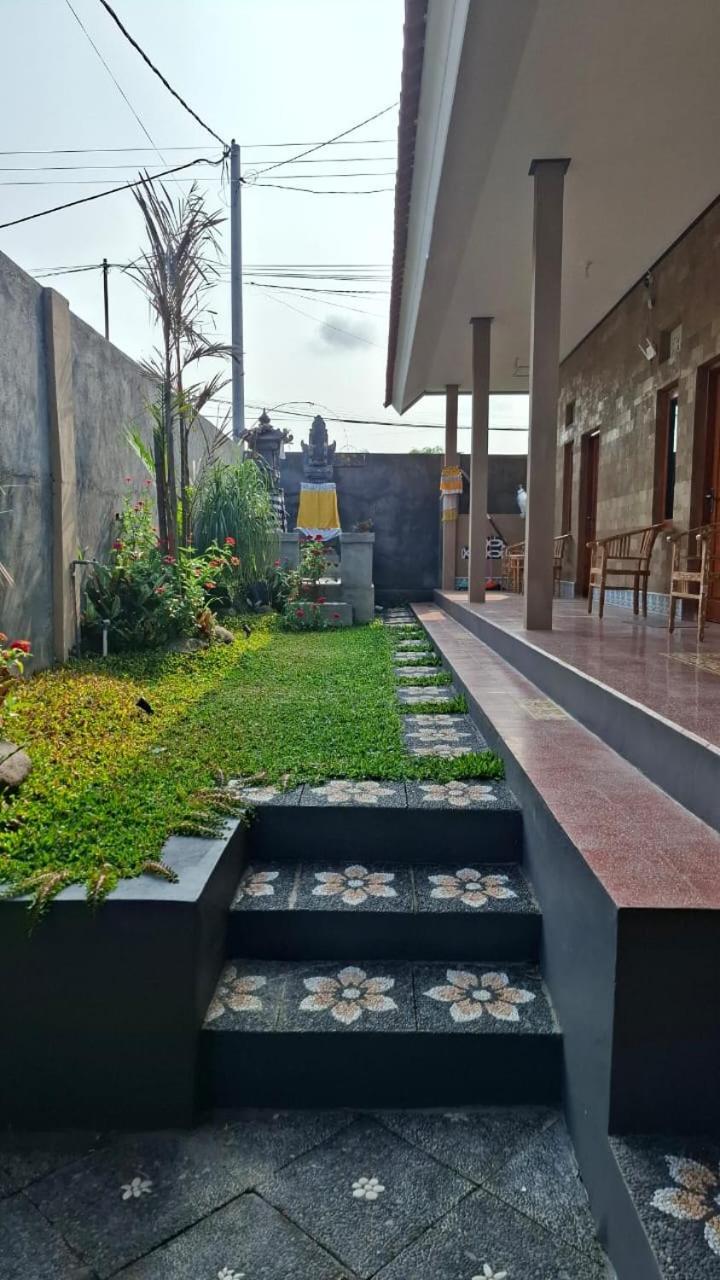 Raditya Homestay Mambal Luaran gambar