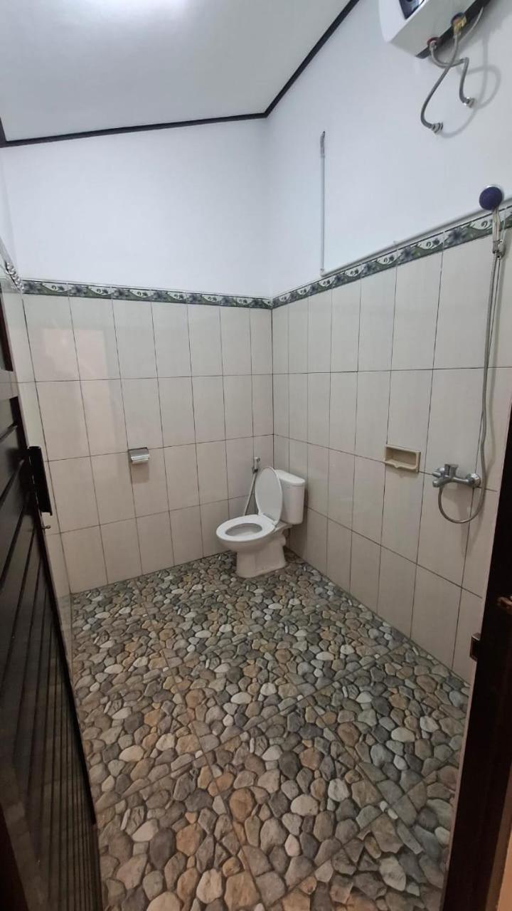 Raditya Homestay Mambal Luaran gambar